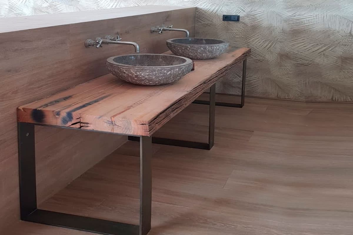 Piezas con madera reciclada en Outes